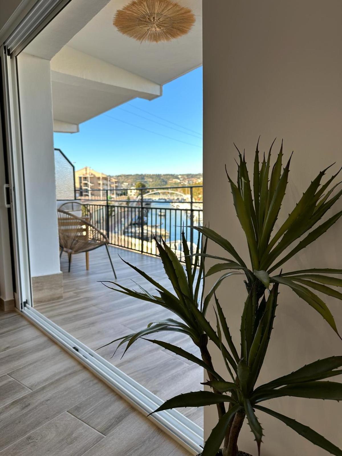 Waterfront 3 Bed Apartment, 90M From The Beach Platja de Larenal ภายนอก รูปภาพ